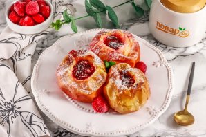 Запеченные яблоки с вишней