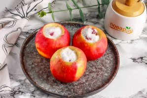 Запеченные яблоки с вишней