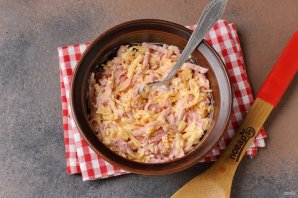 Багет с колбасой и сыром в духовке