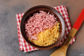 Багет с колбасой и сыром в духовке