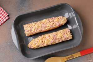 Багет с колбасой и сыром в духовке