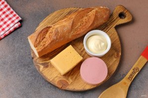 Багет с колбасой и сыром в духовке