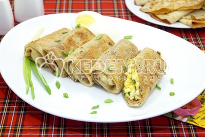 Блины с луком и яйцом