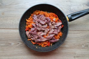 Булгур с куриной печенью и овощами