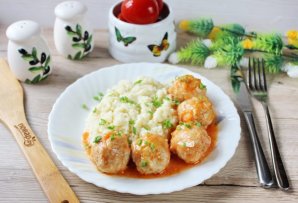 Фрикадельки в сметанно-томатном соусе