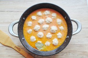 Фрикадельки в сметанно-томатном соусе