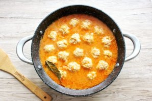 Фрикадельки в сметанно-томатном соусе