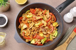 Фунчоза с курицей и кабачком