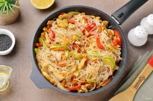 Фунчоза с курицей и кабачком