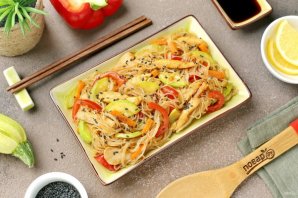 Фунчоза с курицей и кабачком