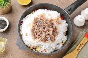 Фунчоза с курицей и кабачком