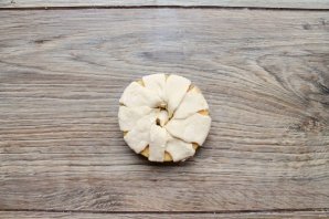 Яблочные колечки в слоеном тесте