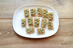 Канапе с селедкой и черным хлебом на шпажках