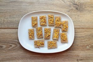 Канапе с селедкой и черным хлебом на шпажках