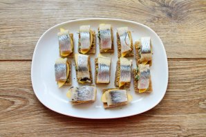 Канапе с селедкой и черным хлебом на шпажках