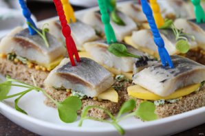 Канапе с селедкой и черным хлебом на шпажках