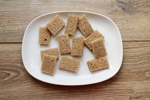 Канапе с селедкой и черным хлебом на шпажках