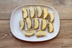 Канапе с селедкой и черным хлебом на шпажках