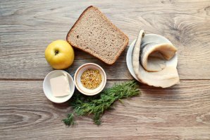 Канапе с селедкой и черным хлебом на шпажках