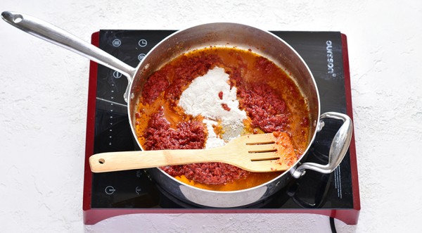 Классическая подливка из томатной пасты с мукой, пошаговый рецепт с фото