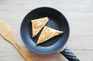 Конвертики из лаваша с колбасой и сыром