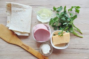 Конвертики из лаваша с колбасой и сыром