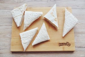 Конвертики из лаваша с колбасой и сыром