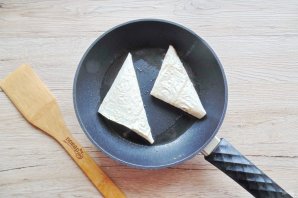 Конвертики из лаваша с колбасой и сыром