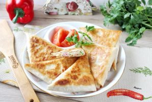 Конвертики из лаваша с колбасой и сыром