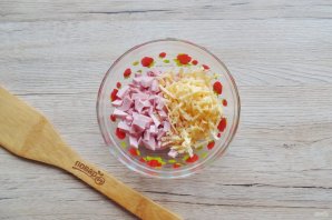 Конвертики из лаваша с колбасой и сыром