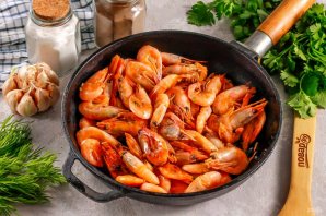 Креветки жареные с чесноком и соевым соусом на сковороде