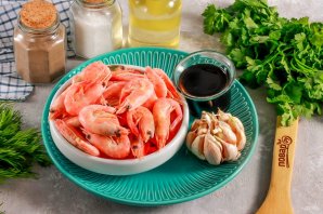 Креветки жареные с чесноком и соевым соусом на сковороде