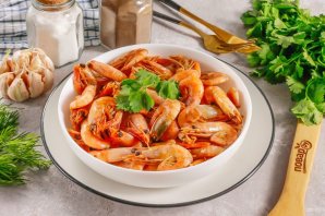 Креветки жареные с чесноком и соевым соусом на сковороде