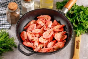 Креветки жареные с чесноком и соевым соусом на сковороде