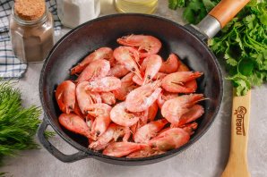 Креветки жареные с чесноком и соевым соусом на сковороде