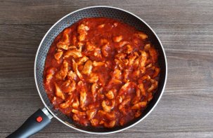 Куриная грудка в томатном соусе