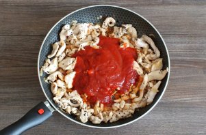 Куриная грудка в томатном соусе