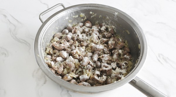 Куриные потрошки в сметанном соусе, пошаговый рецепт с фото Куриные потрошки в сметанном соусе, пошаговый рецепт с фото