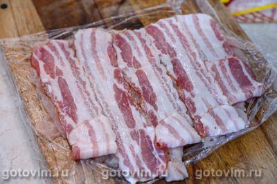 Куриные рулетики с беконом на сковороде Куриные рулетики с беконом на сковороде