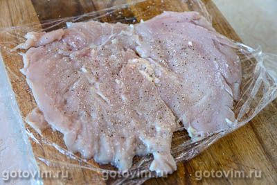 Куриные рулетики с беконом на сковороде Куриные рулетики с беконом на сковороде