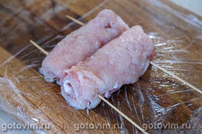 Куриные рулетики с беконом на сковороде Куриные рулетики с беконом на сковороде