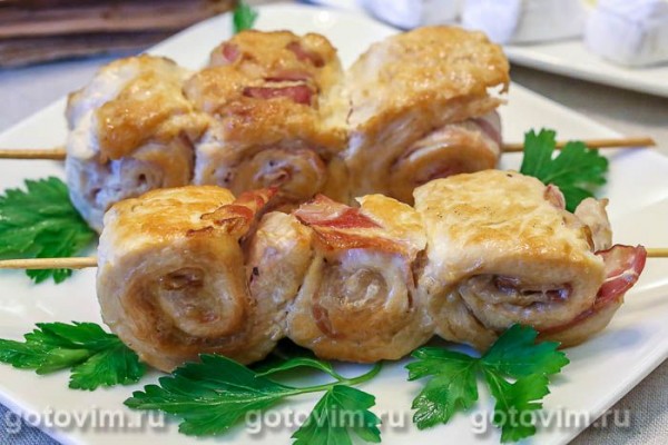 Куриные рулетики с беконом на сковороде Куриные рулетики с беконом на сковороде