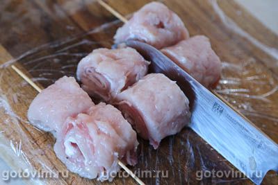 Куриные рулетики с беконом на сковороде Куриные рулетики с беконом на сковороде