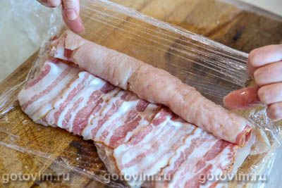 Куриные рулетики с беконом на сковороде Куриные рулетики с беконом на сковороде