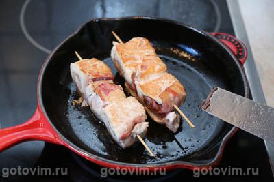 Куриные рулетики с беконом на сковороде Куриные рулетики с беконом на сковороде