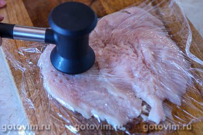 Куриные рулетики с беконом на сковороде Куриные рулетики с беконом на сковороде