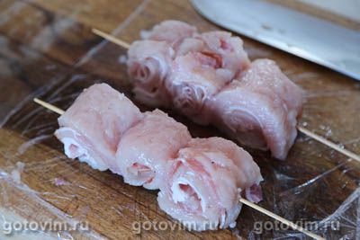 Куриные рулетики с беконом на сковороде Куриные рулетики с беконом на сковороде