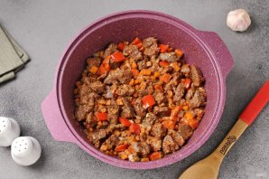 Лагман с картофелем, болгарским перцем и томатной пастой