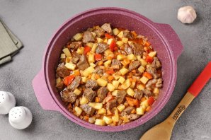 Лагман с картофелем, болгарским перцем и томатной пастой