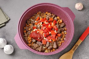 Лагман с картофелем, болгарским перцем и томатной пастой